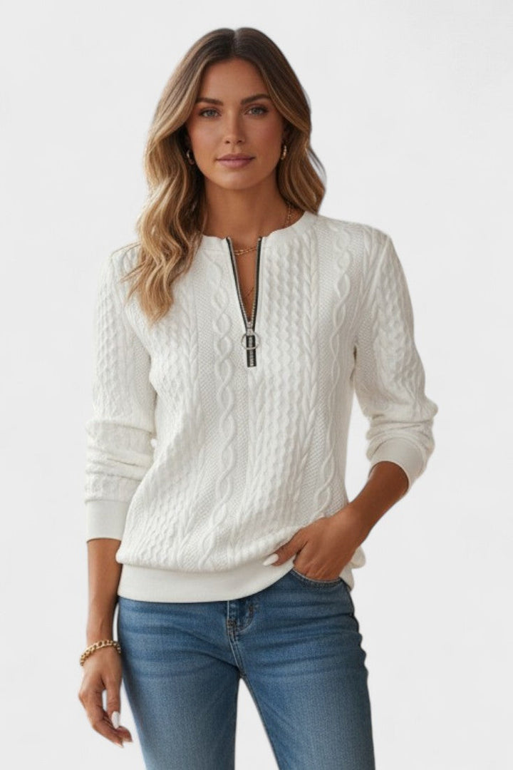 Moda femminile: Maglione da donna nero con collo alto e mezza zip, un classico versatile e confortevole.