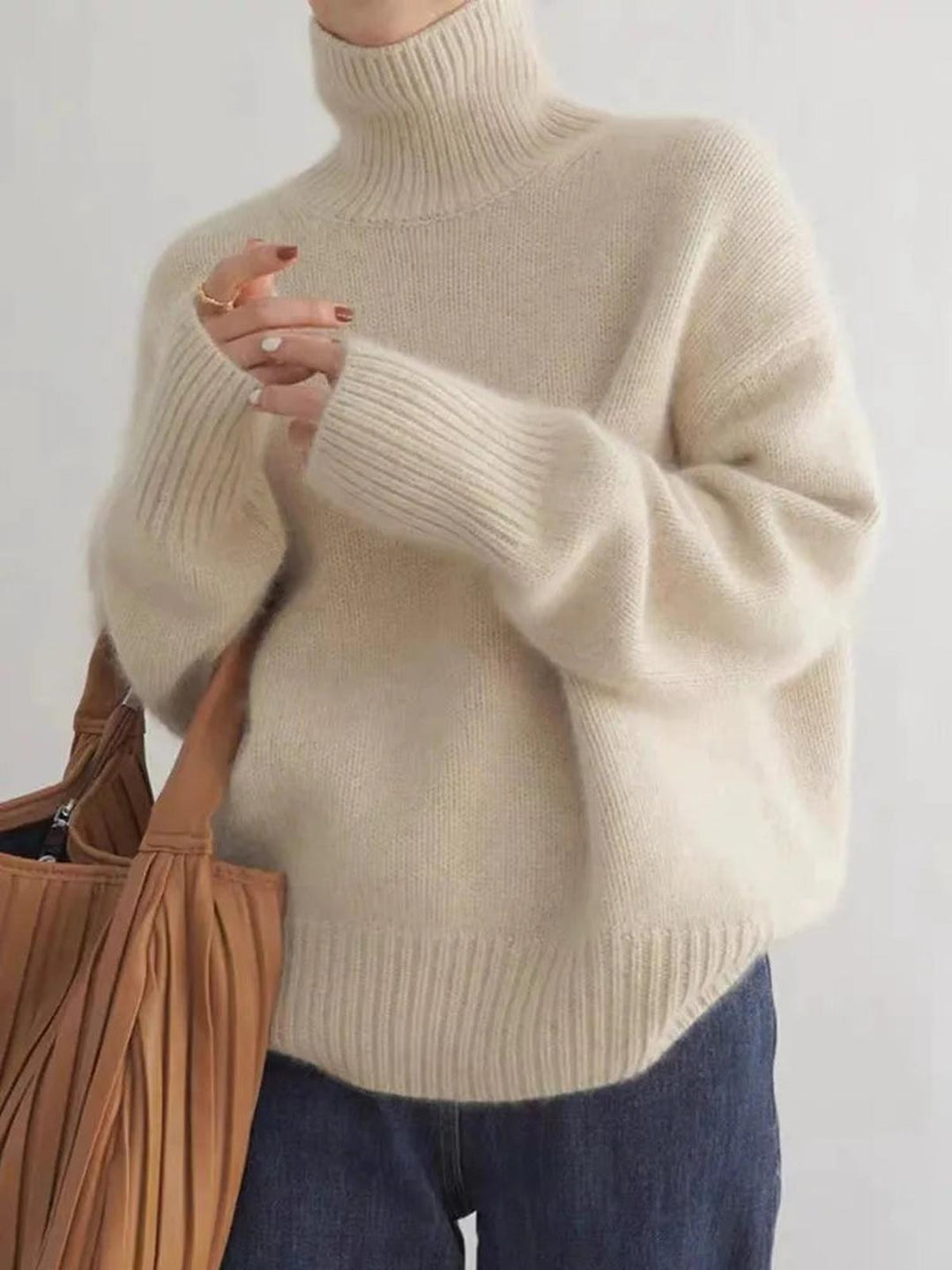 Caldo maglione dolcevita donna in maglieria, ideale per l'inverno. Abbigliamento moda donna confortevole.