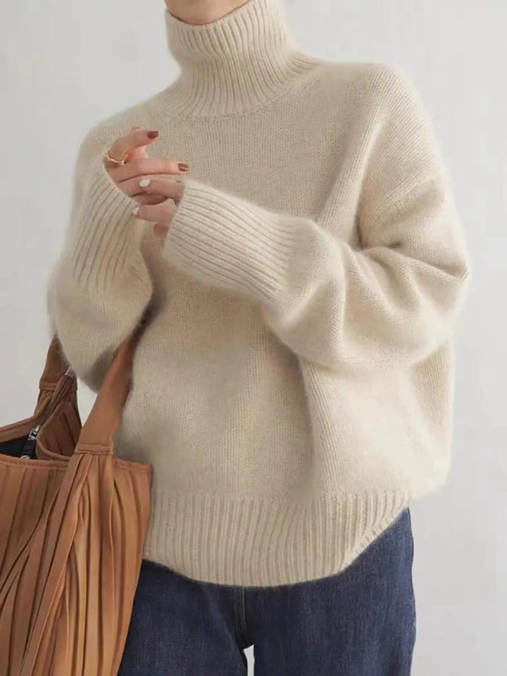 Caldo maglione dolcevita donna in maglieria, ideale per l'inverno. Abbigliamento moda donna confortevole.
