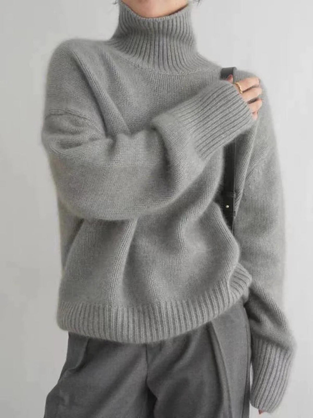 Maglione donna con collo alto e vestibilità ampia, perfetto per un look casual e caldo quotidiano.