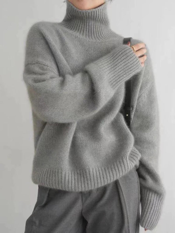Maglione donna con collo alto e vestibilità ampia, perfetto per un look casual e caldo quotidiano.