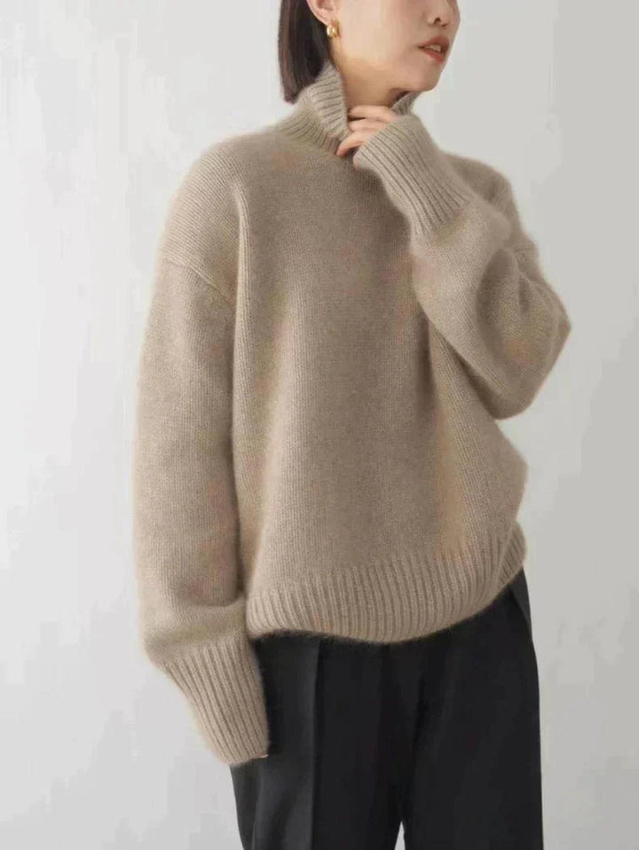 Confortevole maglione dolcevita donna a collo alto, vestibilità ampia, capo essenziale per l'inverno.