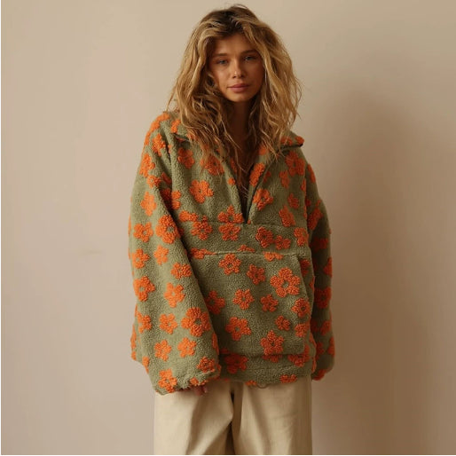 Dettaglio maglione donna soffice floreale, effetto teddy, per un outfit caldo e alla moda in inverno.