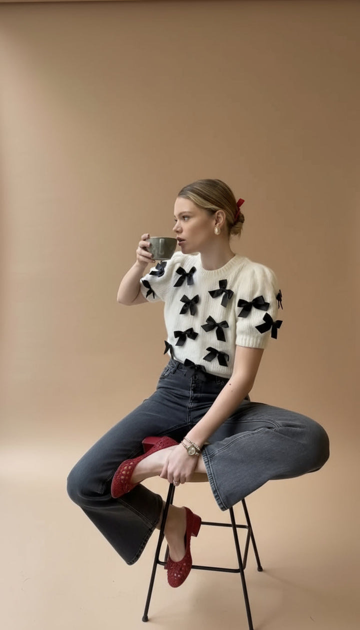 Maglione donna con fiocchi decorativi e maniche a palloncino, ideale per un look elegante e romantico autunno inverno.