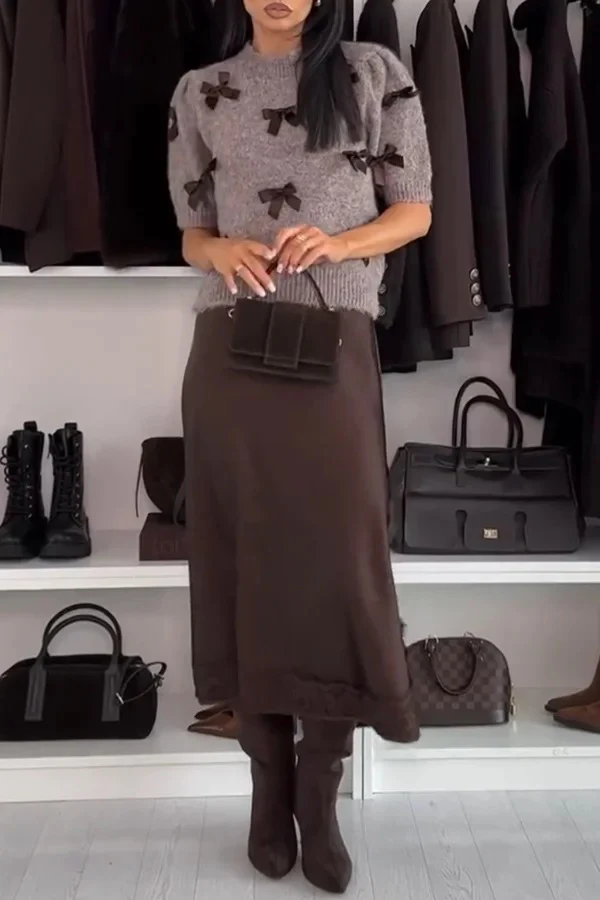 Maglione da donna in maglia, color neutro, con fiocchi decorativi e maniche a palloncino, stile elegante e confortevole.