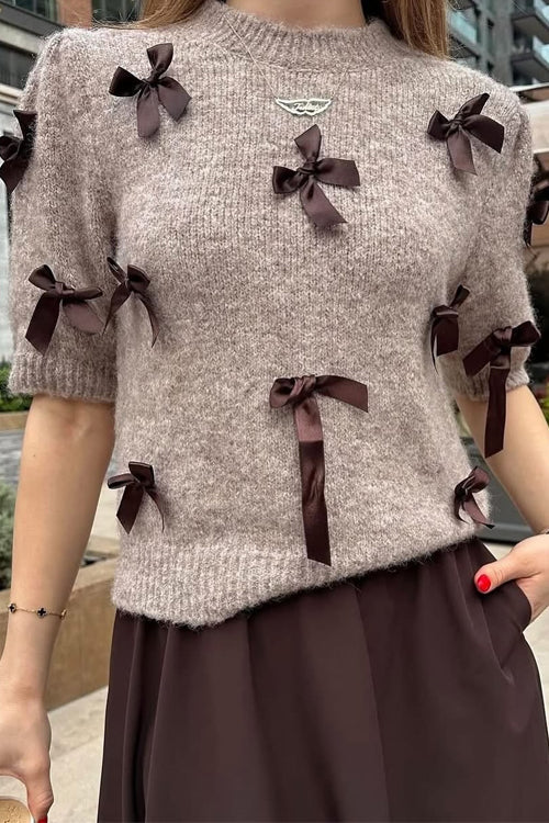 Maglione donna elegante con fiocchi e maniche a palloncino. Vestibilità comoda, perfetto per serate romantiche invernali.