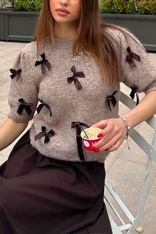 Maglione in maglia donna, color pastello, con fiocchi e maniche a palloncino. Eleganza romantica per ogni occasione.