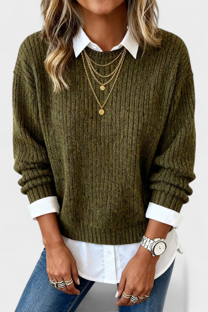 Morbido maglione donna girocollo verde scuro in maglia a coste, perfetto per le fredde giornate invernali.
