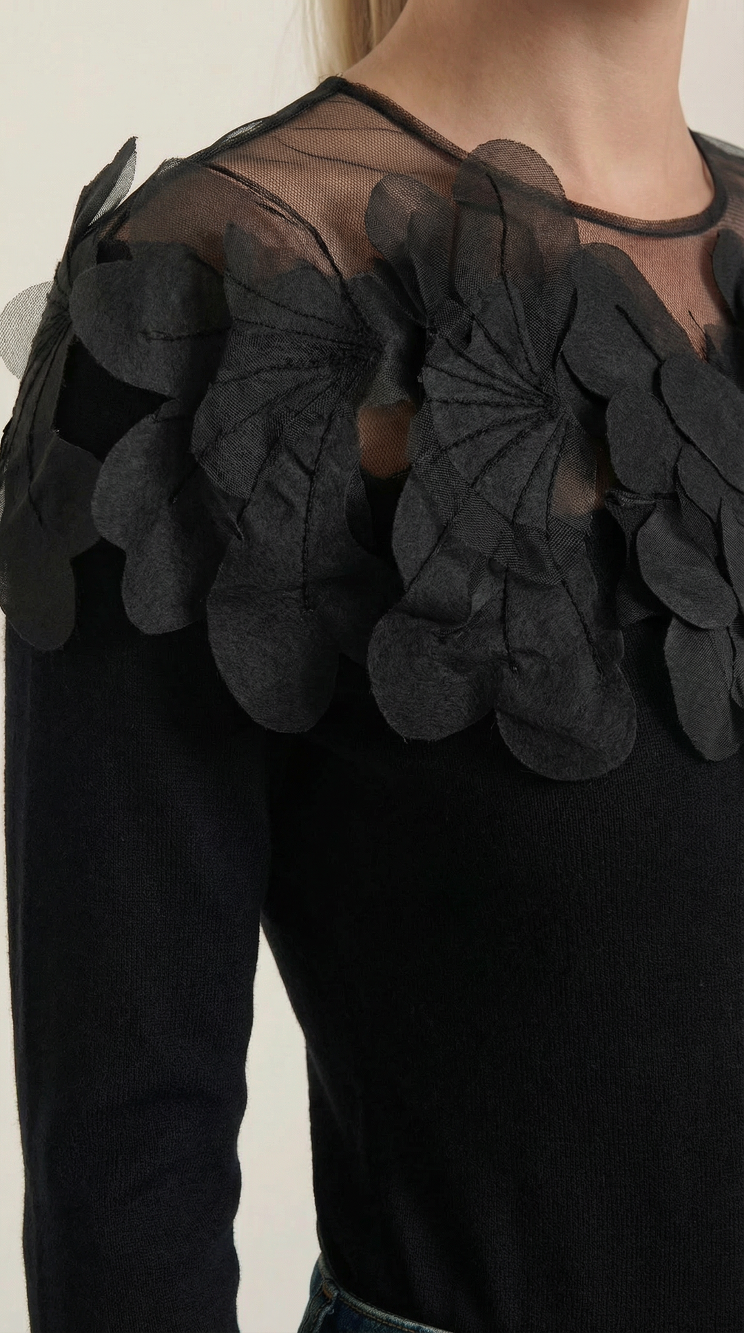 Maglione donna elegante girocollo, vestibilità comoda, con sottile dettaglio piume. Perfetto per autunno inverno.