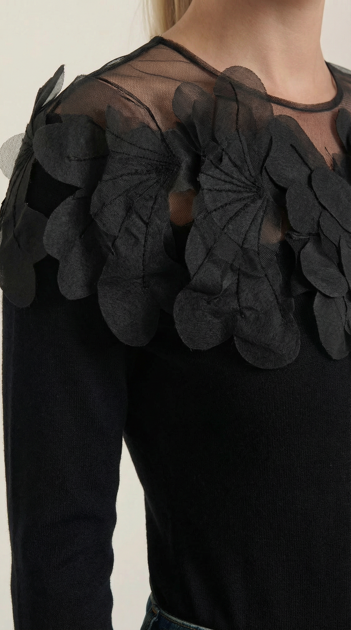 Maglione donna elegante girocollo, vestibilità comoda, con sottile dettaglio piume. Perfetto per autunno inverno.