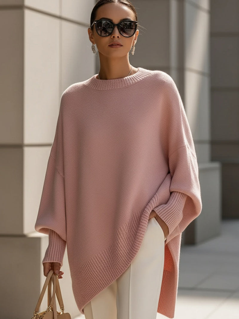 Maglione donna oversize con taglio poncho e orlo asimmetrico. Un capo essenziale per la moda autunno inverno.