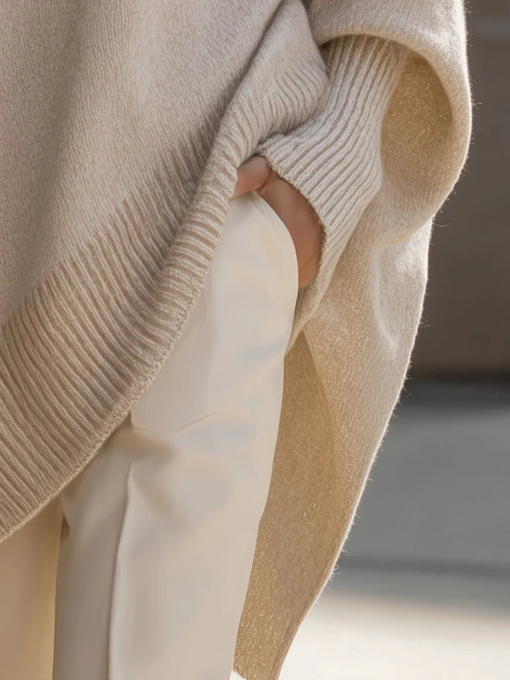 Maglione da donna asimmetrico a collo alto, vestibilità oversize. Perfetto per un look casual elegante invernale.