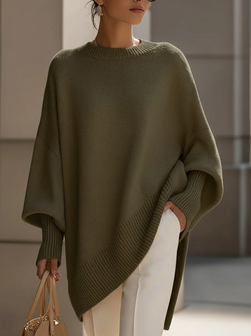 Maglione donna elegante con taglio poncho e design asimmetrico. Ideale per un comfort chic nella moda invernale.