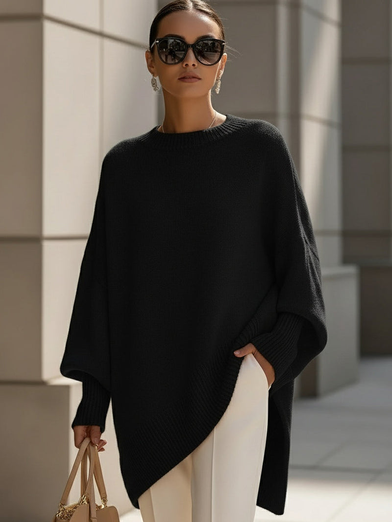 Maglione casual donna oversize in stile poncho. Collo alto e orlo asimmetrico per un look moderno e caldo.