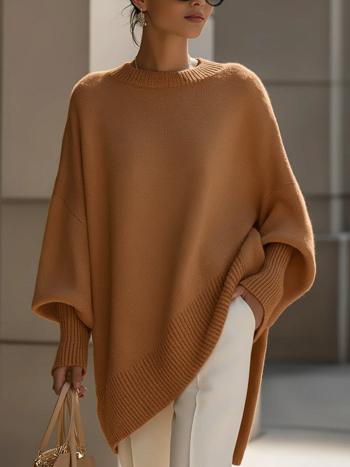 Maglione donna con collo alto e vestibilità oversize, stile poncho. Orlo asimmetrico per un tocco di moda unica.