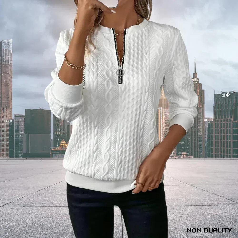 Maglia donna elegante con trama a trecce e mezza zip, ideale per look casual chic in autunno inverno.