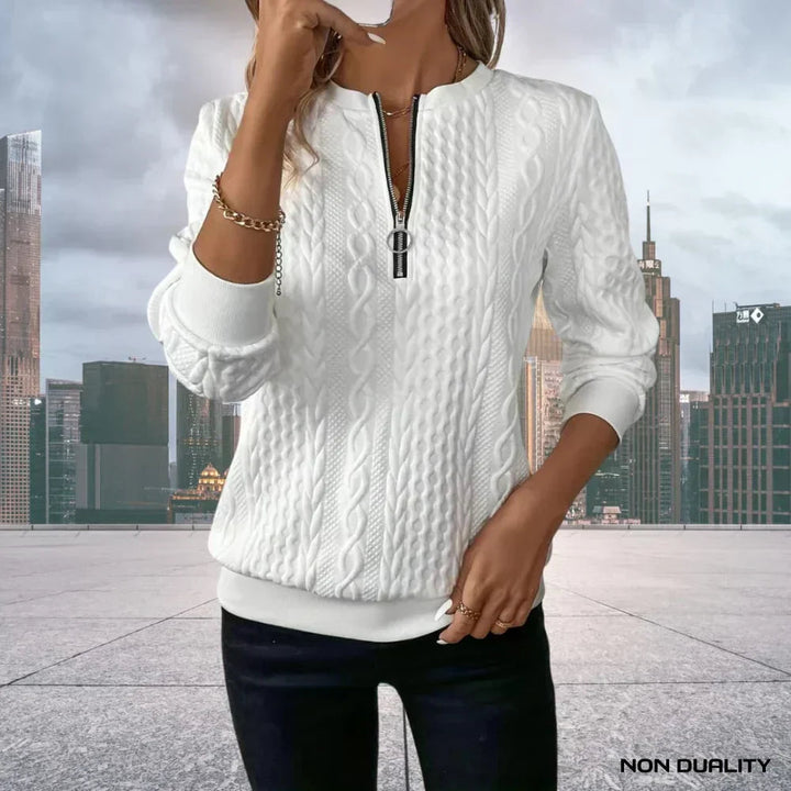 Maglia donna elegante con trama a trecce e mezza zip, ideale per look casual chic in autunno inverno.