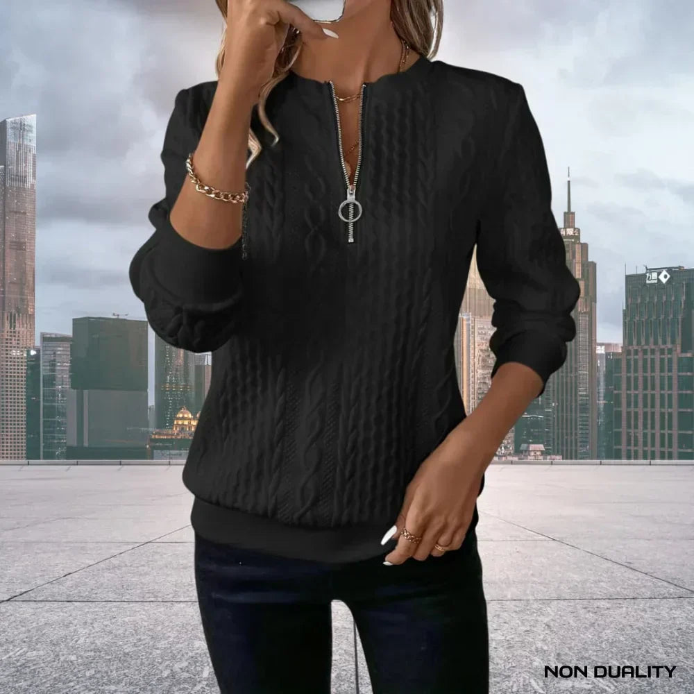 Maglia donna a trecce fine con scollo alto e mezza zip, pullover elegante per un look casual chic in inverno.
