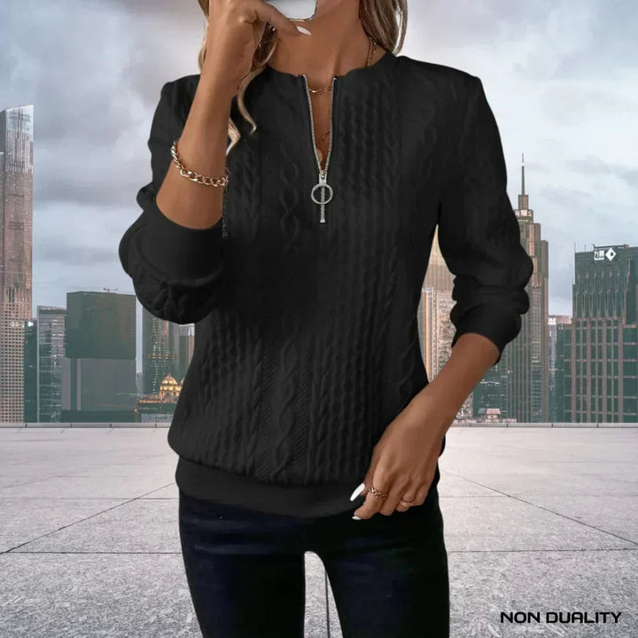 Maglia donna a trecce fine con scollo alto e mezza zip, pullover elegante per un look casual chic in inverno.