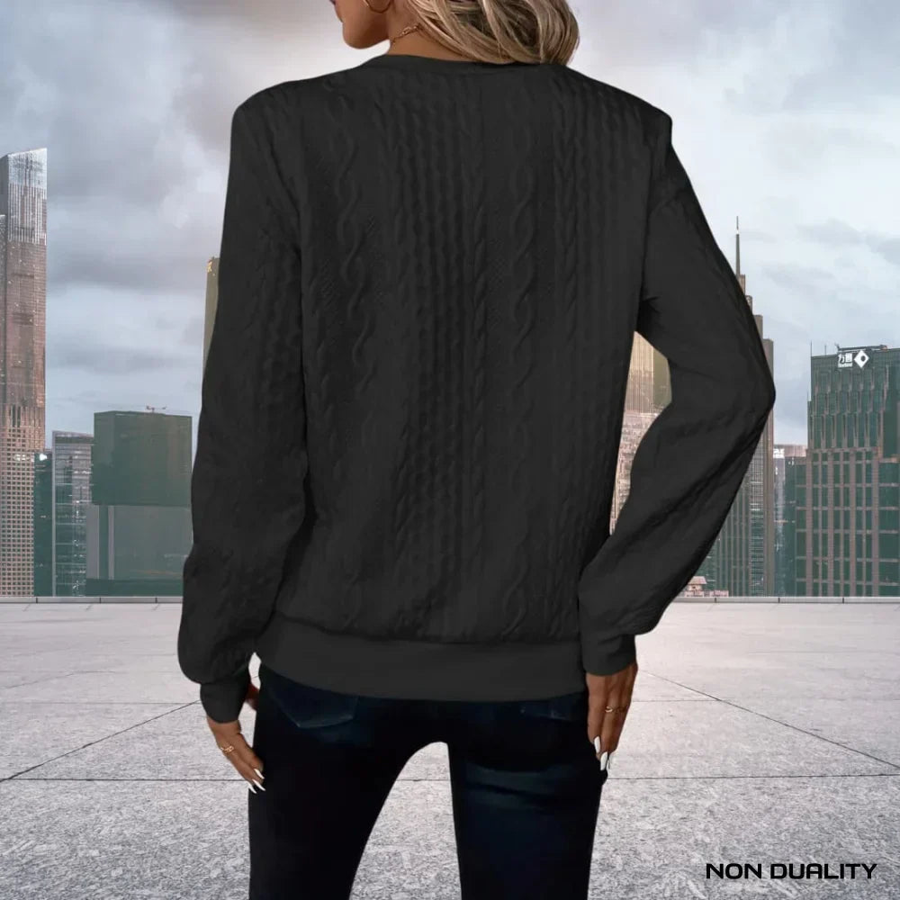 Donna indossa maglione a trecce con mezza zip, outfit casual chic e comodo per la moda autunno inverno.