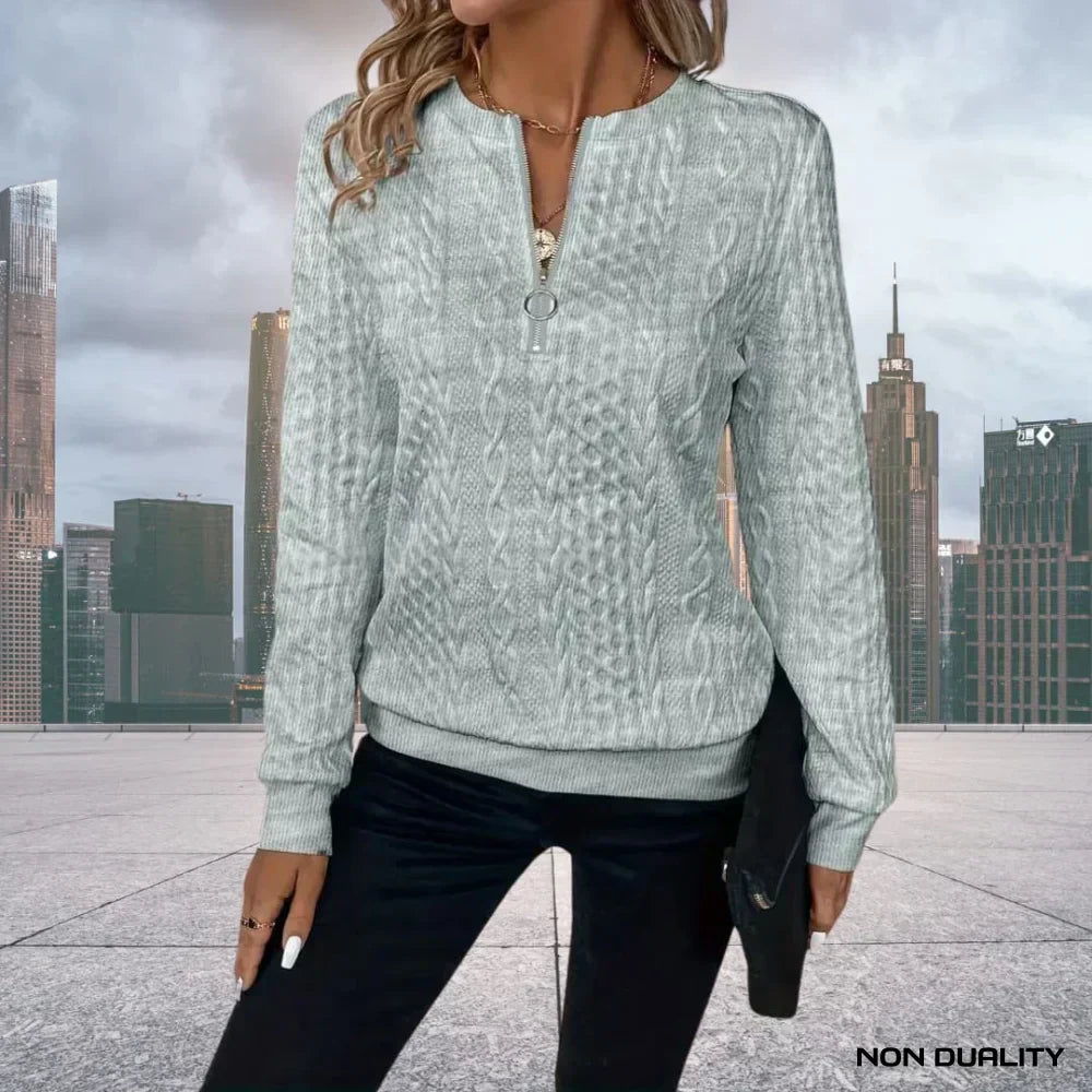 Dettaglio trama a trecce del maglione donna con mezza zip. Pullover elegante e caldo, perfetto per l'inverno.