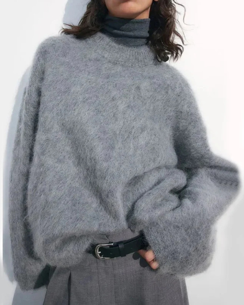 Modella con maglione donna oversize grigio morbido e avvolgente, look casual chic perfetto per l'autunno inverno.