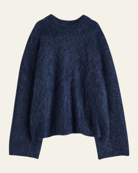 Maglione donna oversize blu morbido e avvolgente con girocollo, ideale per l'eleganza casual chic autunno/inverno.