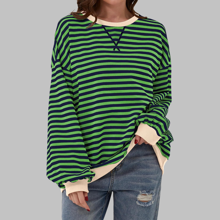 Maglione a righe colorate, un capo femminile oversize che unisce comfort e stile vivace.