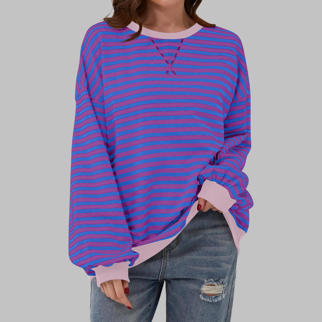 Stile casual autunno inverno: maglione donna a righe colorate, vestibilità ampia e confortevole.