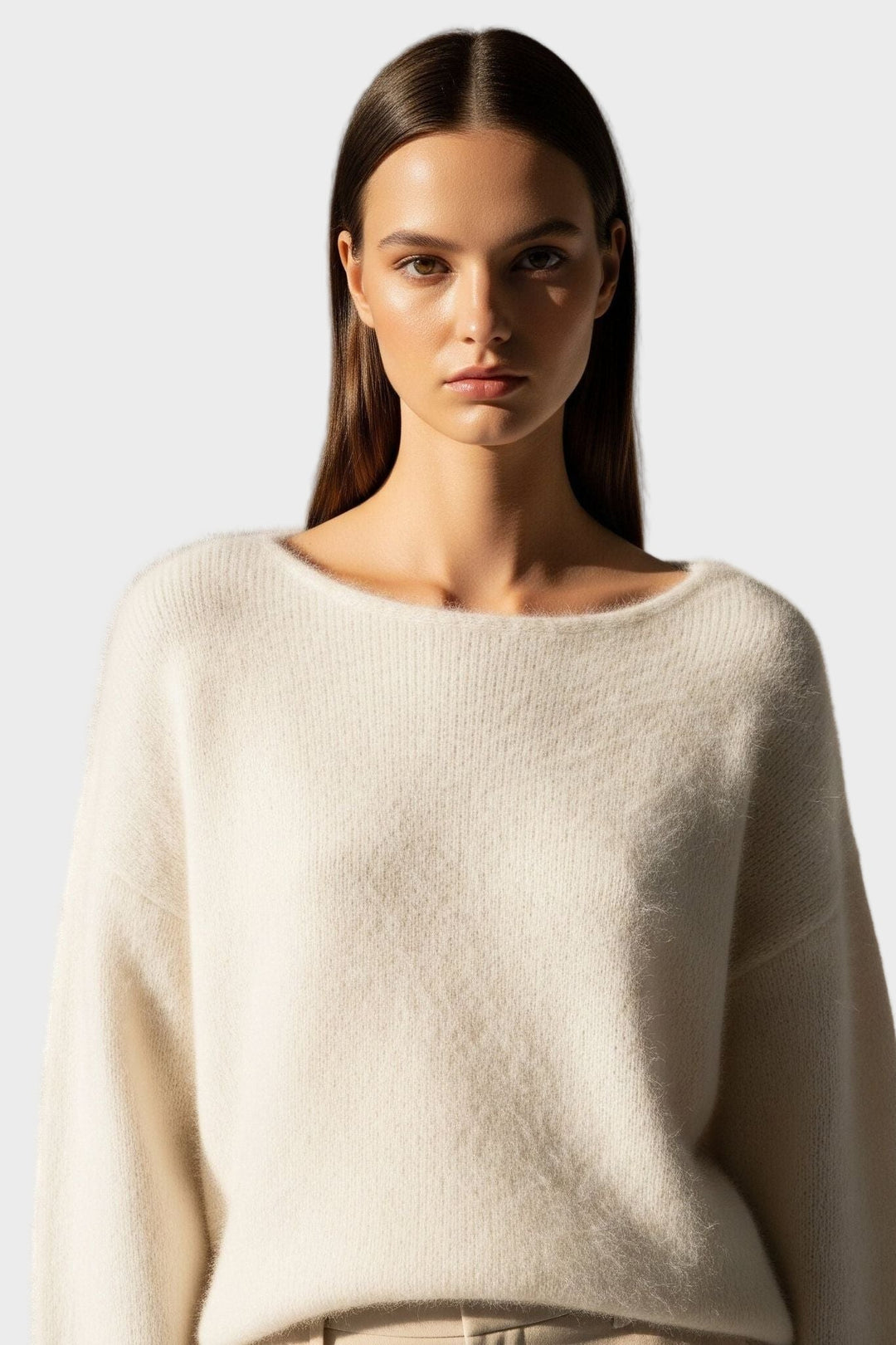 Maglione donna bianco con distintivo scollo a barca, in morbida maglia, per look chic.