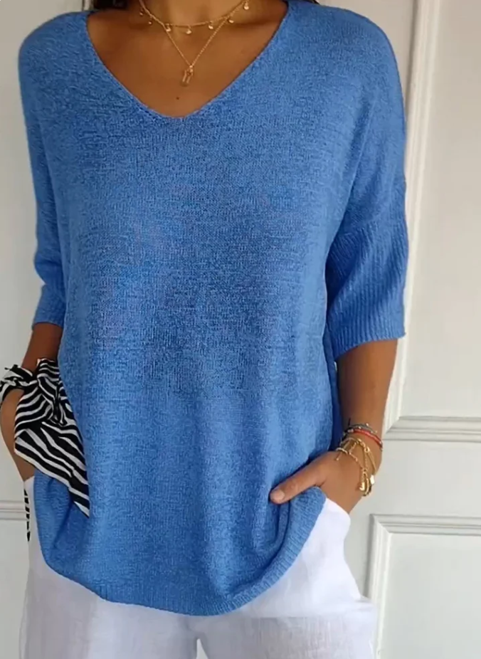 Primo piano scollo a V del maglione donna, elegante e casual. Dettaglio maglieria fine per comfort quotidiano.