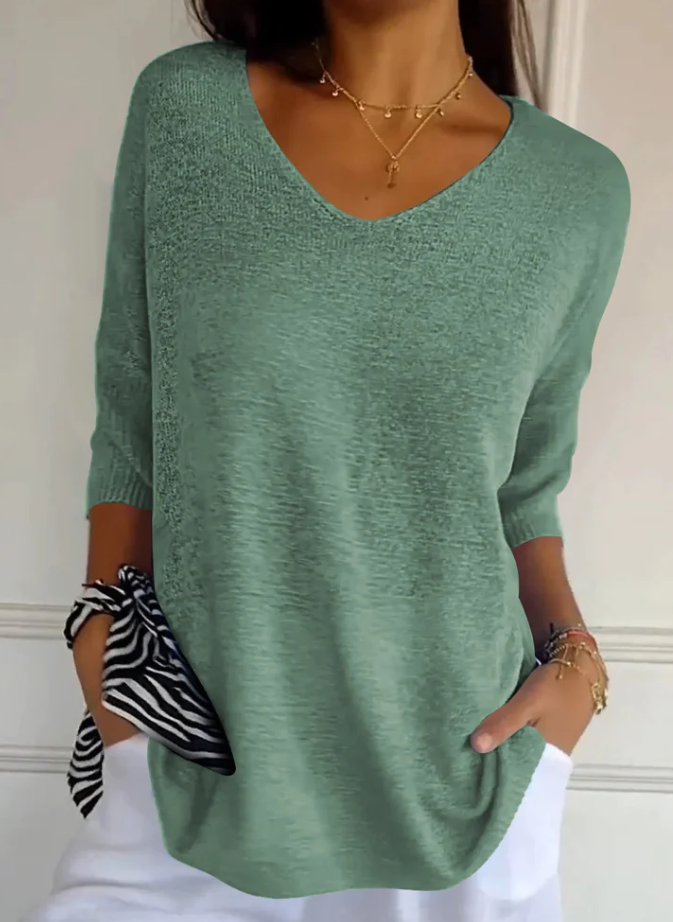 Maglione donna scollo a V, elegante e versatile per ogni occasione. Maglieria leggera che unisce comfort e stile quotidiano.