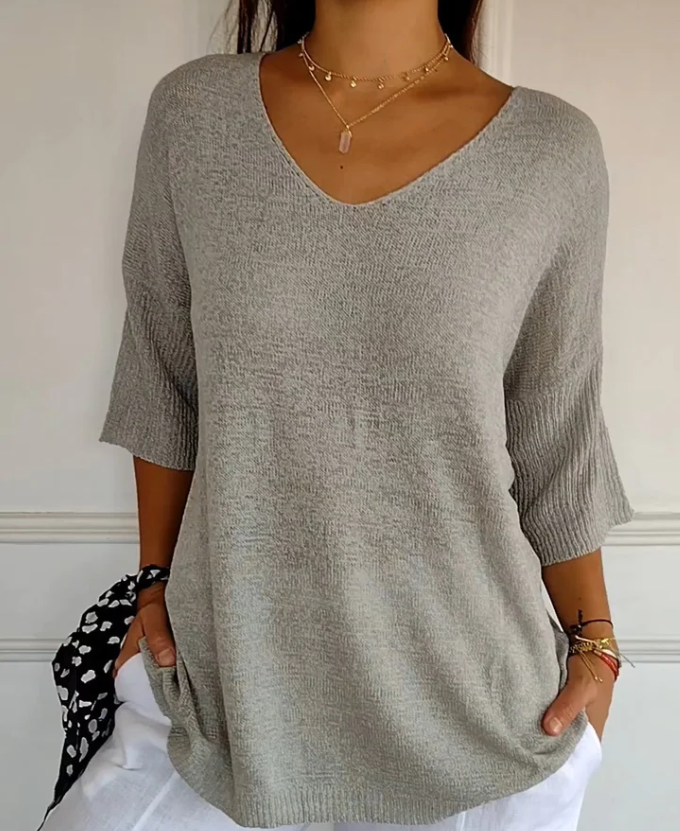 Trama del maglione donna leggero scollo a V. Comfort e morbidezza per la moda autunno. Stile versatile e casual.