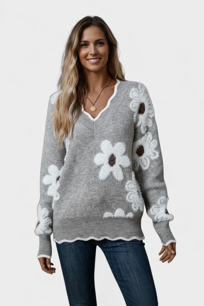 Maglione donna elegante grigio chiaro con scollo a V e raffinati fiori a rilievo, perfetto per l'autunno.
