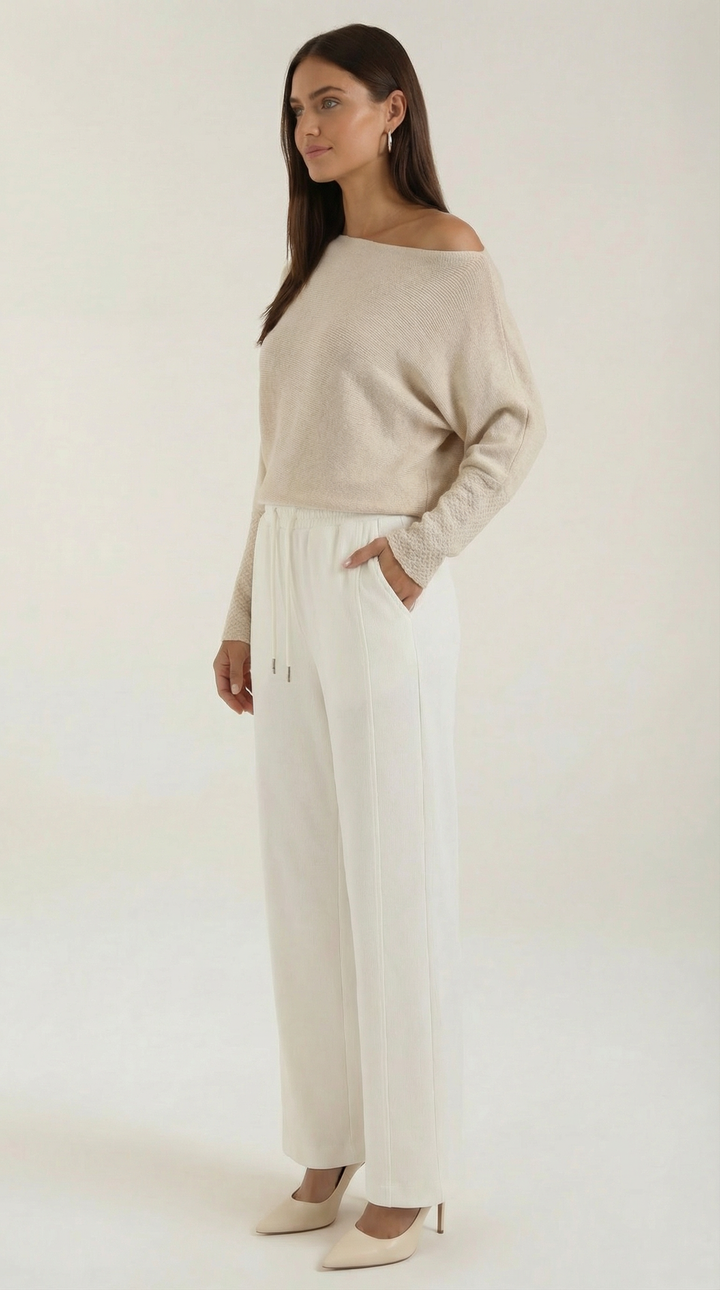 Elegante maglia donna beige spalla scoperta, stile asimmetrico per un tocco di moda femminile.