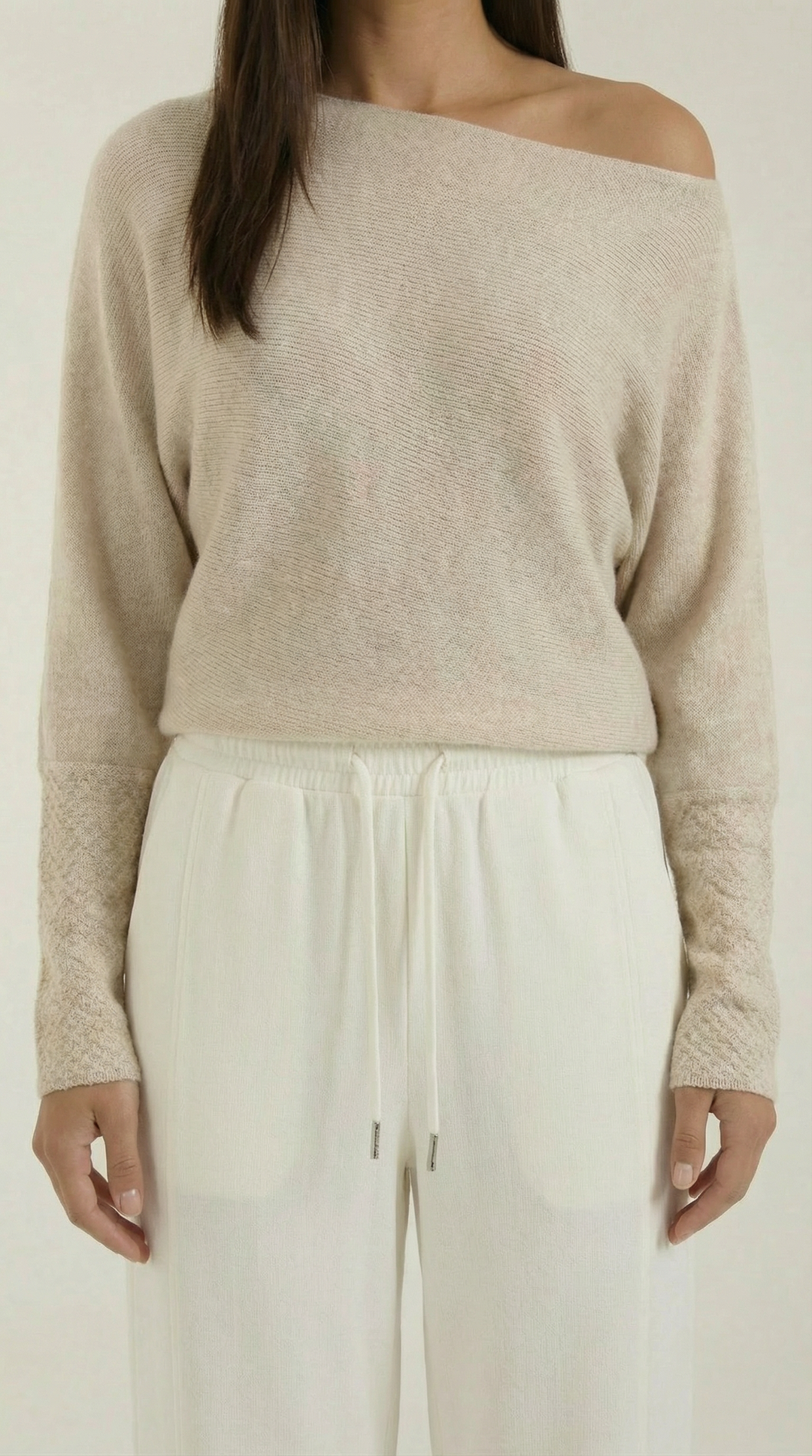 Maglione grigio asimmetrico donna, con dettaglio spalla scoperta, ideale per abbigliamento autunno inverno.