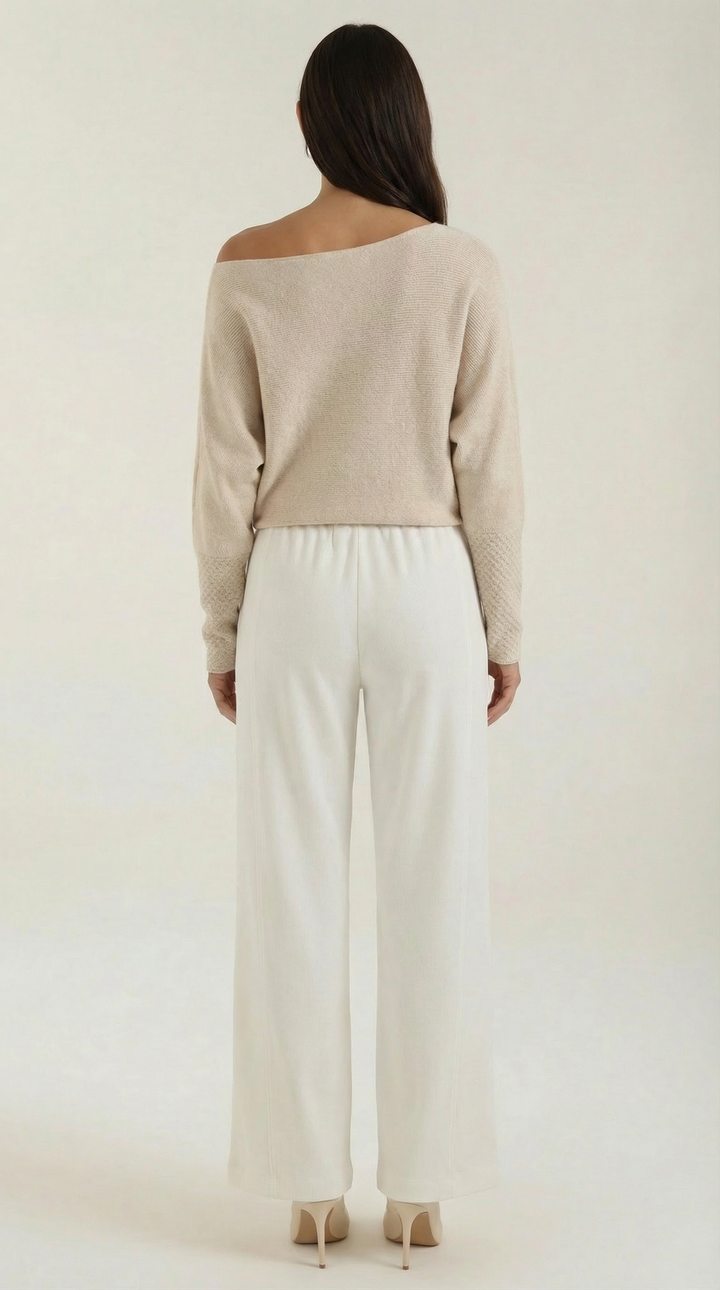 Maglia nera donna spalla scoperta, design asimmetrico e vestibilità comoda, moda casual chic.