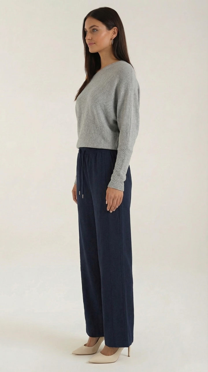 Maglia donna beige spalla scoperta, asimmetrica. Abbigliamento autunno/inverno, casual chic.