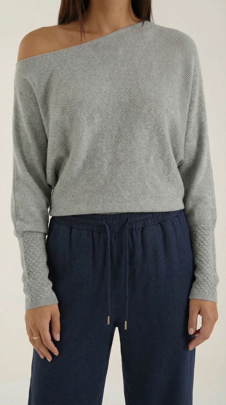 Maglione donna grigio, design asimmetrico e spalla scoperta, ideale per un look sofisticato.