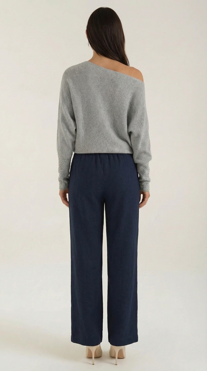 Maglione nero donna con spalla scoperta asimmetrica. Essenziale per la moda autunno/inverno.