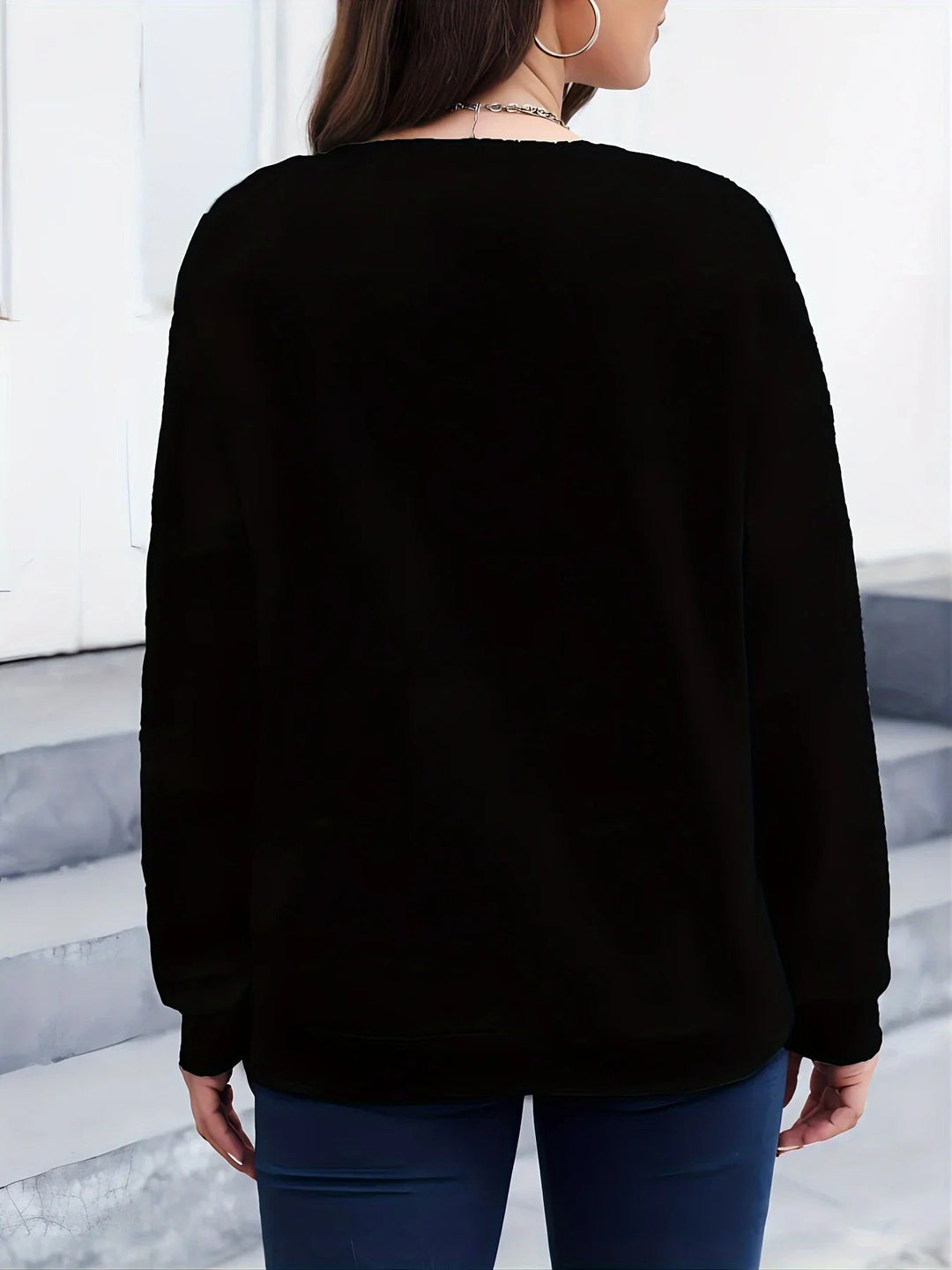 Dettaglio della stampa a cuori su maglione donna casual. Moda femminile versatile, ideale per look cozy.