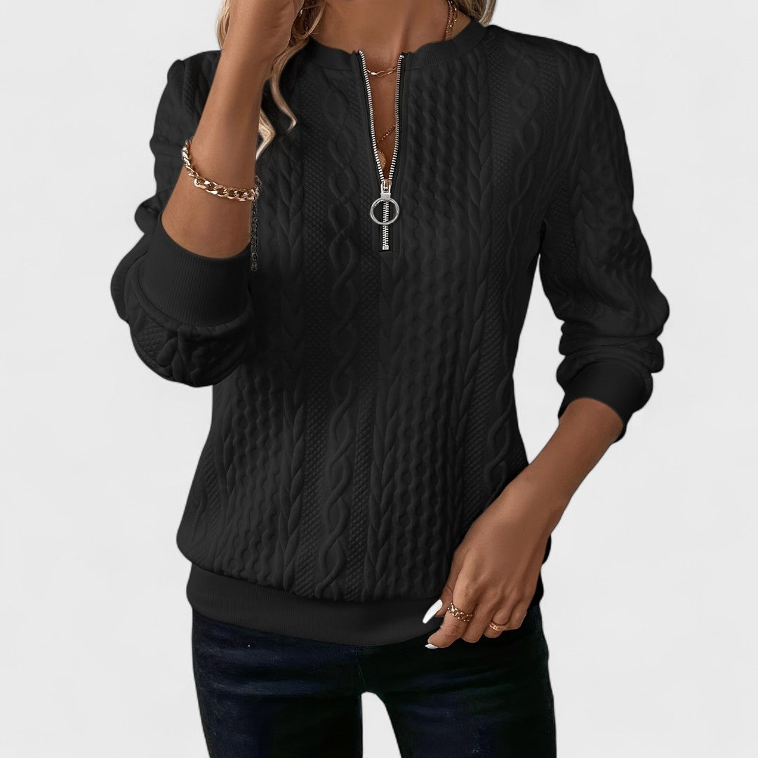 Primo piano di maglione donna caldo con zip, collo alto e intricate trecce. Morbido e casual-chic.