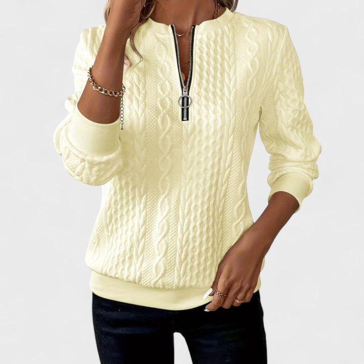 Moda donna: maglione in maglieria con zip, trecce raffinate. Ideale per outfit invernali eleganti e caldi.
