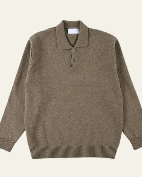 Primo piano collo a revers maglione polo uomo AW. Dettaglio chiave per look casual elegante, autunno/inverno.