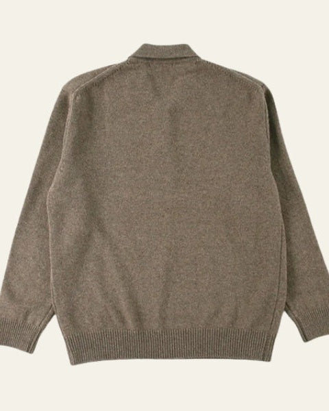 Uomo indossa maglione polo AW. Comfort avvolgente, stile casual elegante. Perfetto per autunno inverno e moda maschile.