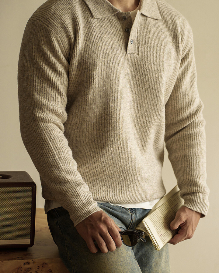 Elegante maglione polo uomo beige, look casual e confortevole, ideale per abbigliamento maschile autunno inverno.