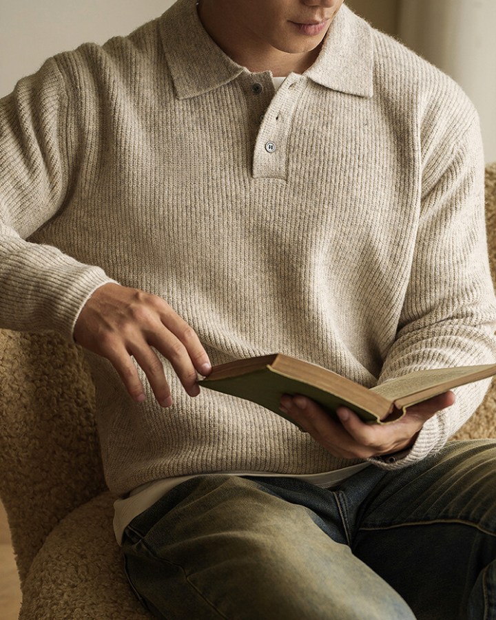 Maglione polo uomo beige, morbido e avvolgente, per comfort ed eleganza casual nell'abbigliamento maschile.
