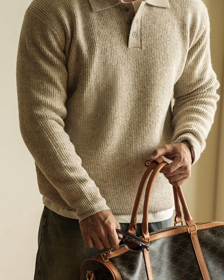 Maglione polo uomo beige con colletto classico, un capo versatile ed elegante per il tuo look casual invernale.