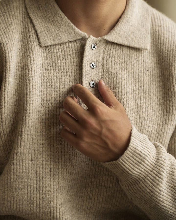 Tendenza autunno inverno: maglione polo uomo beige, unisce comfort e stile elegante per l'abbigliamento maschile.