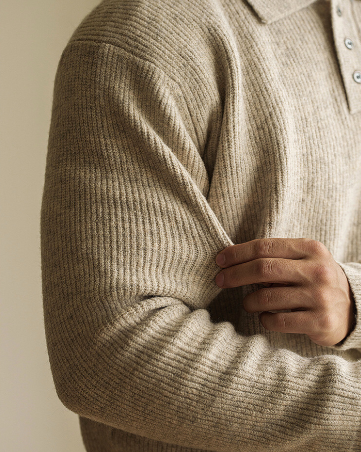 Maglione polo uomo beige, perfetto per outfit casual chic. Comodo, di tendenza per l'abbigliamento maschile autunnale.